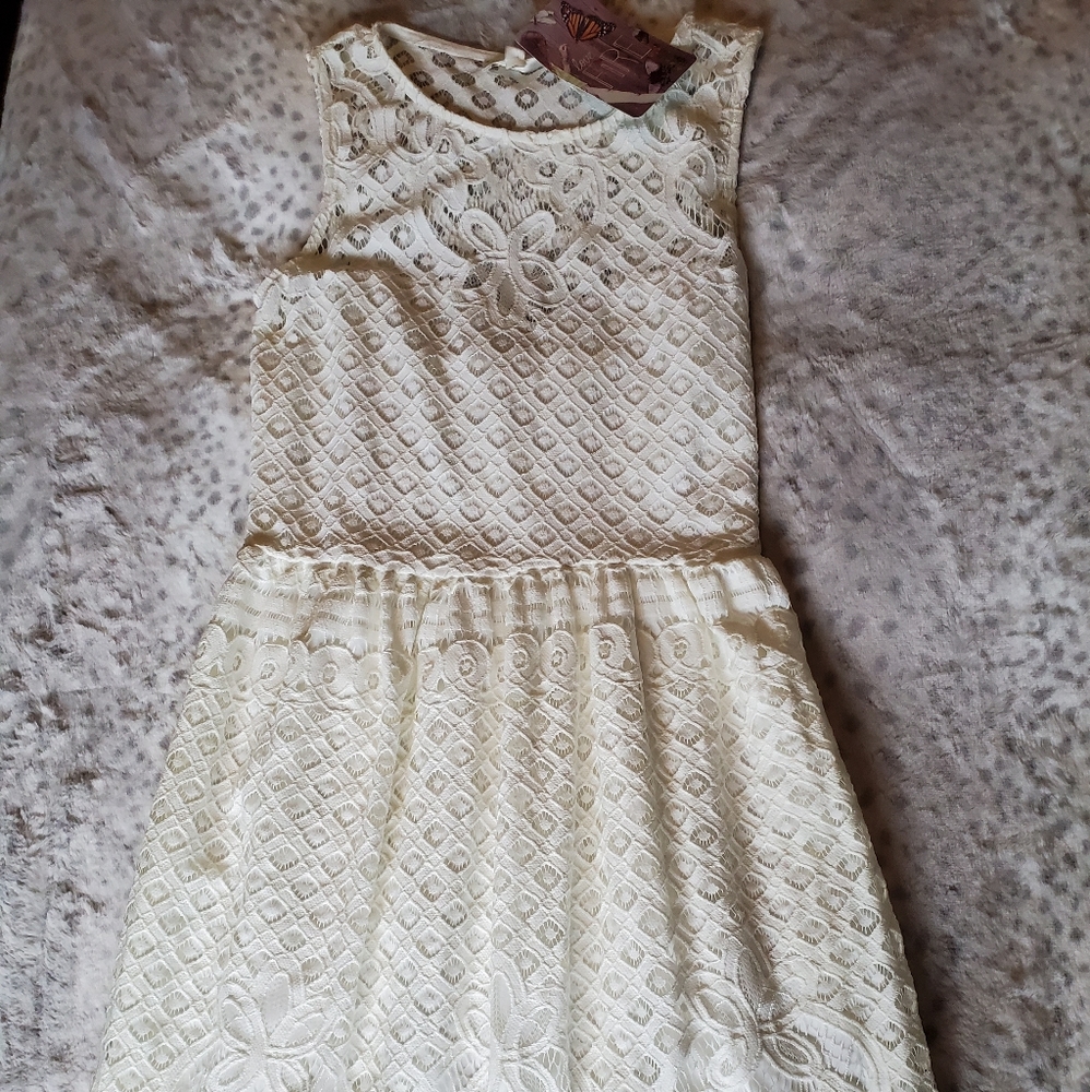 Sleeveless lace dress